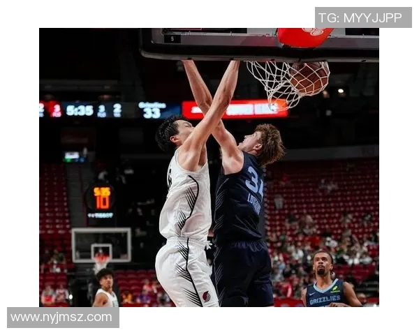 杨瀚森青岛国信体育馆隔人暴扣震撼全场，伪球迷尴尬瞬间见证篮球训练真谛