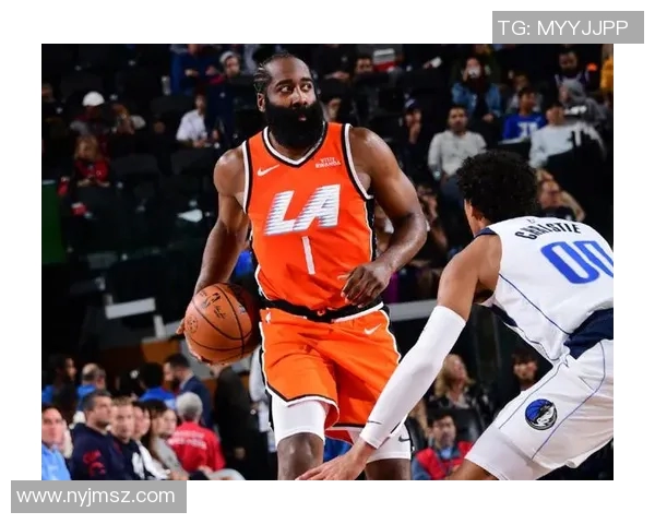 弗拉格砍下35分8篮板，莱昂纳德贡献30分，独行侠客场力克快船